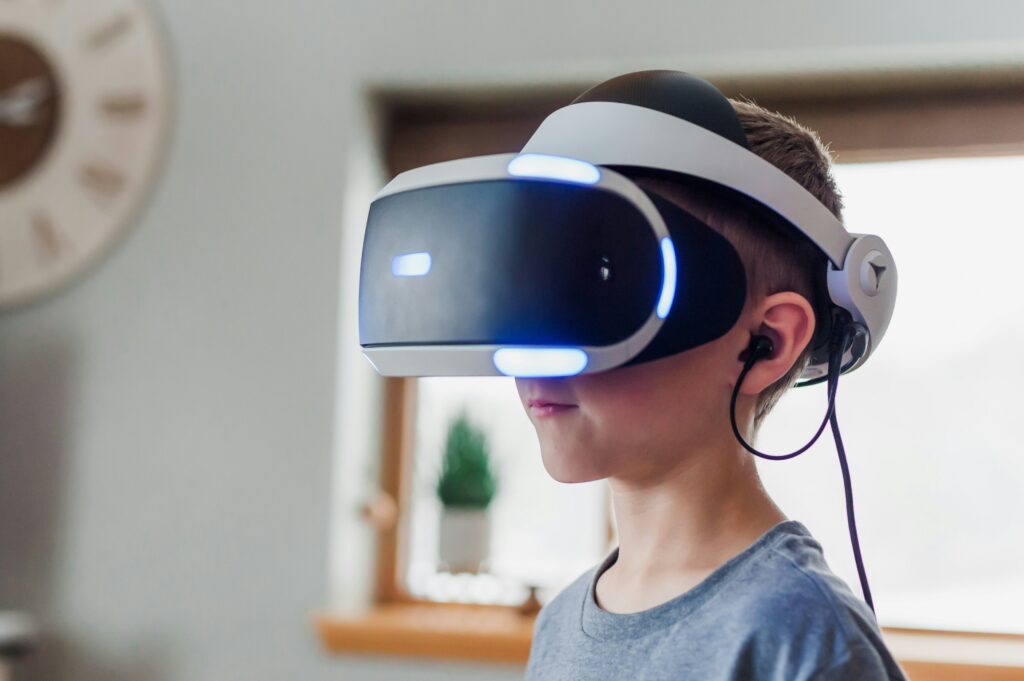 Enfant portant un casque de réalité virtuelle